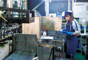 プレス画像_03検品